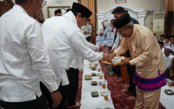 Gubernur Al Haris Serahkan Piagam dan Bantuan Pensiunan ASN Kabupaten Sarolangun Jambi