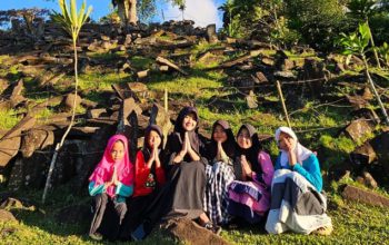 Nunggu Beduk Puasa, Sejumlah Anak Jalan-Jalan di Situs Megalitikum Gunung Padang