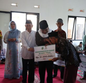 Awali Safari Ramadan, Pj Gubernur Banten Al Muktabar Bagikan Bantuan