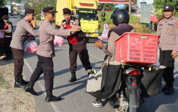 Polres Landak Bagikan Takjil di Depan Mako Disertai Himbauan Tertib Berlalulintas