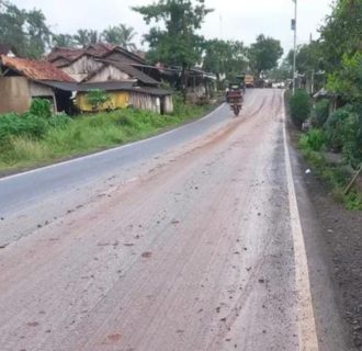 Warga Cigeulis Keluhkan Jalan Licin Akibat Mobil Truk Pengangkut Tanah