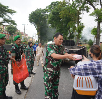 Jelang Buka Puasa, Korem 022/PT Bagikan Takjil kepada Warga yang Melintas