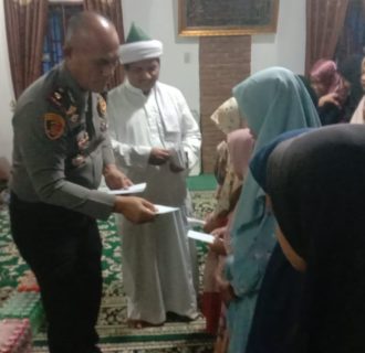 Kapolsek Tanah Jawa Berbagi Berkah ke Anak Yatim Piatu di Pondok Persulukan Serambi Babussalam