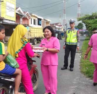 Kapolsek Sidamanik Bagikan Takjil di Bulan Ramadhan