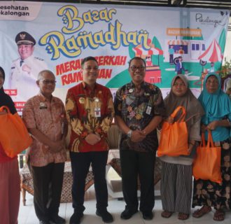 Walikota Pekalongan Buka Bazar Pakaian Murah Sembari Bagikan Ratusan Paket Sembako