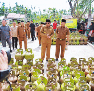 Tinjau Operasi Pasar Elpiji 3 Kg di Bram Itam, Bupati Tegaskan Distribusi Harus Tepat Sasaran