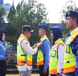 Anggota TNI AU Lanud H.AS Hanandjoeddin Ikuti Apel Pembukaan Posko Kesiapan Angkutan Lebaran dan Security Campaign 1445 H / 2024 M