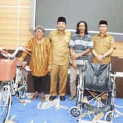 Bupati Anwar Sadat Berikan Bantuan Sepeda ke Pedagang Kecil dan Penyandang Disabilitas