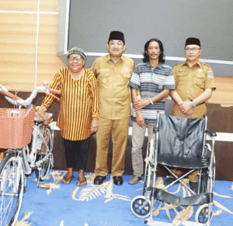 Bupati Anwar Sadat Berikan Bantuan Sepeda ke Pedagang Kecil dan Penyandang Disabilitas