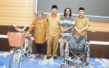 Bupati Anwar Sadat Berikan Bantuan Sepeda ke Pedagang Kecil dan Penyandang Disabilitas