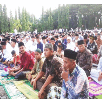 Jamaah Merayakan Hari Kemenangan di Halaman Kantor Bupati Dharmasraya Berjalan Khidmat 