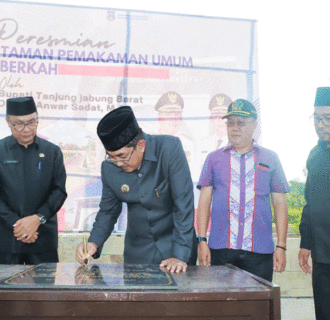 Bupati Tanjabbar Resmikan TPU Berkah Parit 1 Darat Rt 13 Kelurahan Sriwijaya