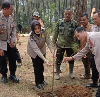 Perhutani dan Binmas Polda Jabar Melaksankan Penanaman Pohon Bersama di Lokasi Wisata Catang Angkong