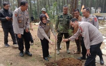Perhutani dan Binmas Polda Jabar Melaksankan Penanaman Pohon Bersama di Lokasi Wisata Catang Angkong