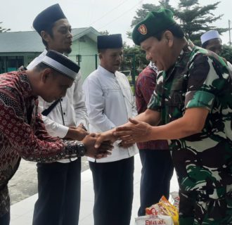 Komandan Korem 022/ PT, Melalui Mayor Arh Herbet Edyson Sihombing Bagi Bingkisan dan THR Idul Fitri 1445 H 