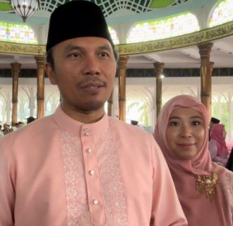 Edi Purwanto Beserta Istri Menghadiri Akad Nikah Esy Risdianti Putri Sulung Gubernur  Jambi