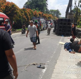 Akibat Kelebihan Muatan, Mobil Truk PS Pengangkut Tower Alami Rem Blong dan Terbalik