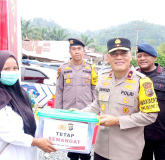 Dipimpin Wakapolda Riau Meninjau dan Memberikan Bantuan kepada Petugas Pos Pam Ketupat LK 2024 