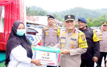 Dipimpin Wakapolda Riau Meninjau dan Memberikan Bantuan kepada Petugas Pos Pam Ketupat LK 2024 