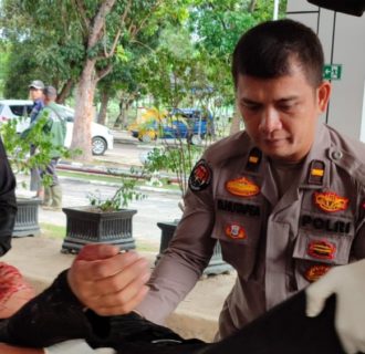Perwira Bidang Humas Polda Riau Selamatkan Nyawa Wanita  Korban Kecelakaan