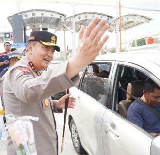 Aksi Kemanusiaan Kapolda Riau Turun Langsung Mengatur Lalu Lintas di Jalur Arus Balik Mudik, Terima kasih Jenderal