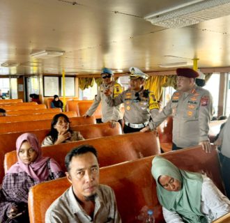 Polda Riau Asistensi Arus Mudik Balik, Berikan Edukasi dan Bingkisan kepada Pemudik