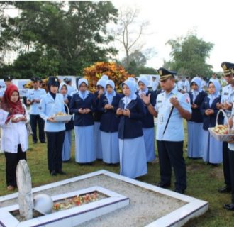 TNI AU Lanud H AS Hanandjoedin Ziarah dan Tabur Bunga ke TMP Ksatria Tumbang Ganti