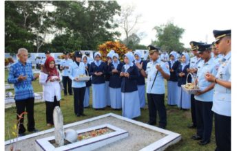 TNI AU Lanud H AS Hanandjoedin Ziarah dan Tabur Bunga ke TMP Ksatria Tumbang Ganti