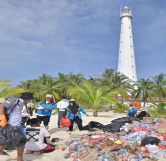 Usai di Serbu Wisatawan Lokal dan Domestik, TNI AU Lanud H AS Hanandjoeddin Bersihkan Sampah 