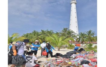 Usai di Serbu Wisatawan Lokal dan Domestik, TNI AU Lanud H AS Hanandjoeddin Bersihkan Sampah 