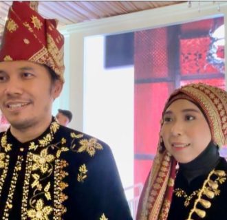 Ketua DPRD Provinsi Jambi Bersama Istri Hadir Resepsi Pernikahan Esy Risdianti dan Muhammad Iqbal Putra