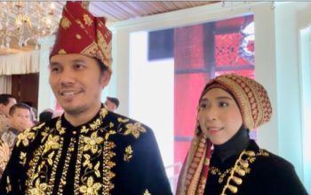 Ketua DPRD Provinsi Jambi Bersama Istri Hadir Resepsi Pernikahan Esy Risdianti dan Muhammad Iqbal Putra