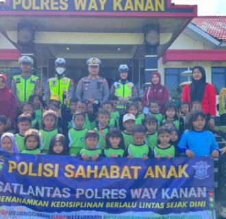 Polisi Sahabat Anak, Kenalkan Rambu Lalu Lintas Kepada Ratusan Anak TK di Way Kanan