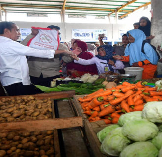 Presiden Joko Widodo Mantau Langsung  Ketersediaan Harga Bahan Pokok di Pasar Rakyat Merangin