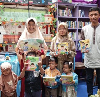 Semarak Wakaf Buku Sirah Nabawiyah di Taman Baca Mutiara Hati