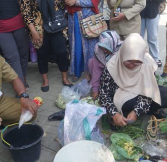 Kurangi Sampah Rumah Tangga, Emak Emak Belajar Olah Limbah Organik Jadi Pupuk Kompos