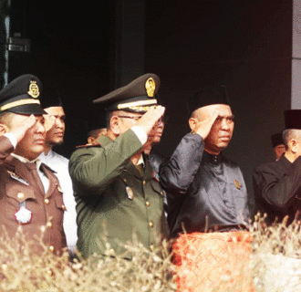 Peringati Hardiknas: Ketua DPRD Dharmasraya Hadiri Upacara Bendera yang Meriah