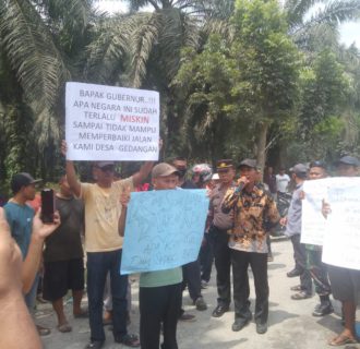Camat Pulau Bandring Temui Pengunjuk Rasa