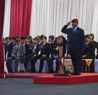 Menhan Prabowo Pimpin Upacara Parade Senja di Kemhan
