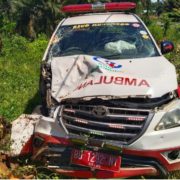 Usai Rujuk Pasien ke Bengkulu Ambulance RSUD Mukomuko Alami Laka Tunggal