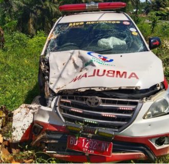 Usai Rujuk Pasien ke Bengkulu Ambulance RSUD Mukomuko Alami Laka Tunggal