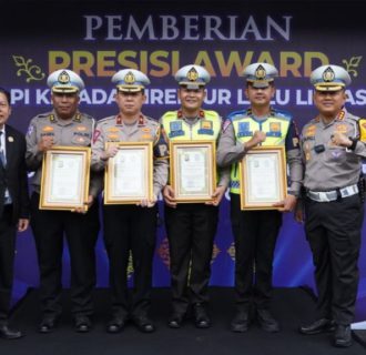Berhasil Dalam Operasi Ketupat Lancang Kuning 2024, Dirlantas Polda Riau Terima Penghargaan Prestasi Dari Lemkapi