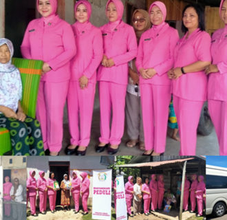 Didampingi Ibu-ibu Bhayangkari Polres Mukomuko, Diah Yana Peduli Bantu Warga Kurang Mampu