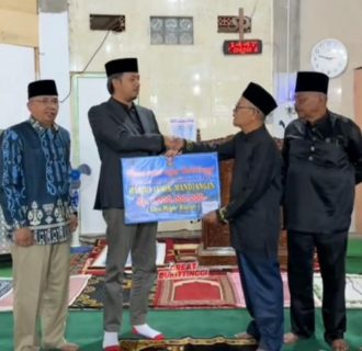Wako Erman Serahkan Dana Hibah Untuk Masjid Jami’ Mandiangin