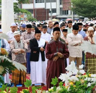 Walikota Tanjungbalai Laksanakan Sholat Idul Adha Bersama Masyarakat