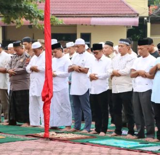 Kapolres Kota Tanjungbalai Sholat Idul Adha Bersama Masyarakat 