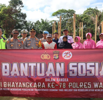Hari Bhayangkara ke-78, Polisi Sambangi Warga Salurkan Bansos di Sukosari
