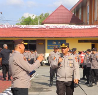 Dadakan, Kapolres Sintang Cek Handphone Personel Antisipasi Judi Online
