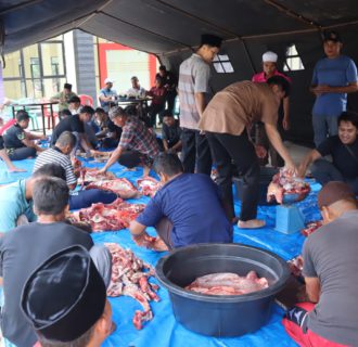 Polres Mukomuko Bagikan 222 Paket Daging Kurban