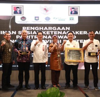 Kepala Desa Pangarengan Menerima Penghargaan Jaminan Ketenagakerjaan